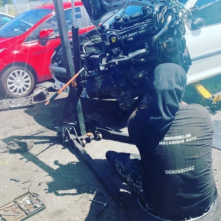 Dépose moteur lors d'une intervention lourde en Guadeloupe